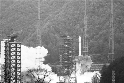 12月26日11时26分,我国在西昌卫星发射中心用杏宇三号乙运载火箭与远征一号上面级,成功发射第57、58颗北斗导航卫星。新华社发(邱立军摄)